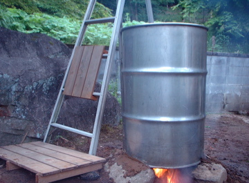 アウトドア 快適ドラム缶風呂の作り方 薪風呂は 芯底温まる 色々やって半世紀 反省期